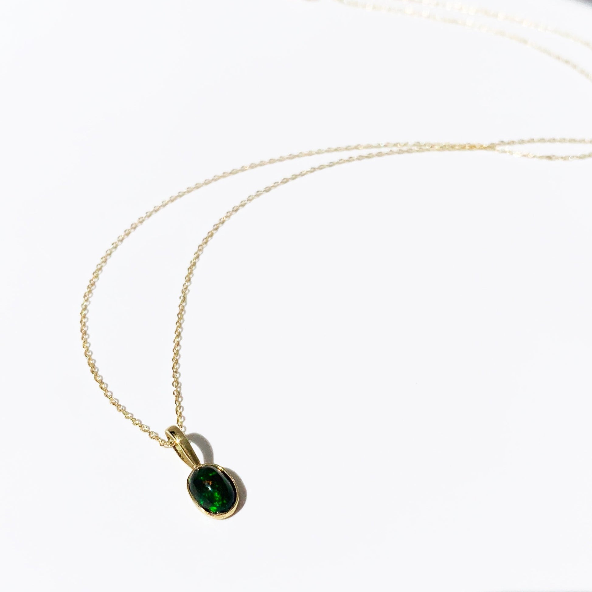 DIJE OVAL OPALO NEGRO ORO 18K (A PEDIDO)