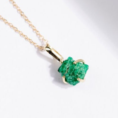 DIJE ESMERALDA EN BRUTO UÑAS ORO 18K (A pedido)
