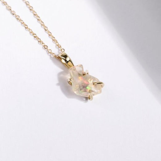 DIJE OPALO ETIOPE EN BRUTO UÑAS ORO 18K (A PEDIDO)