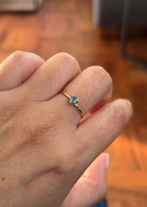 ANILLO ZAFIRO AZUL CORTE TRILLION ORO 18K