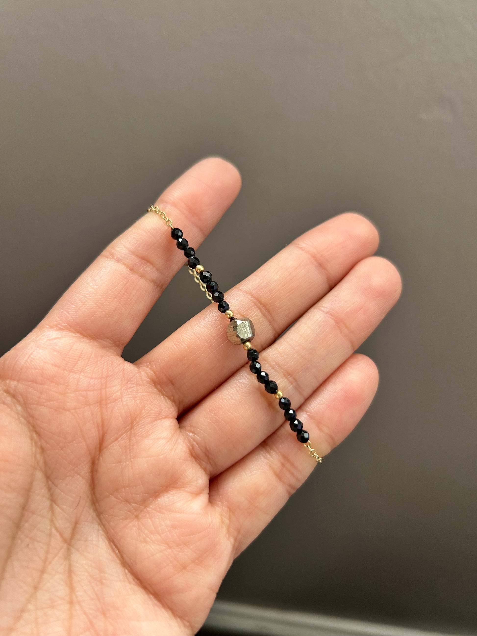 PULSERA PROTECCION TURMALINA Y PIRITA ORO 18K