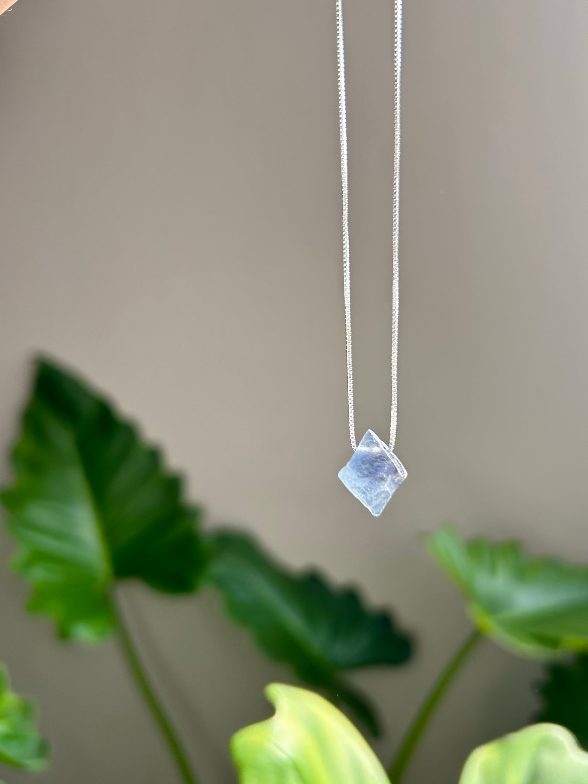 COLLAR PIEDRA NATURAL OCTAEDRO FLUORITA AZUL