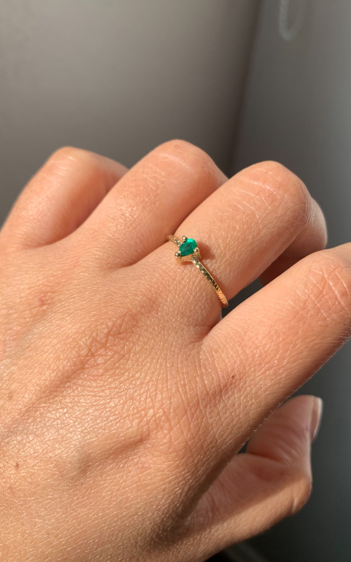 ANILLO GOTA ESMERALDA ORO 18k (A Pedido)