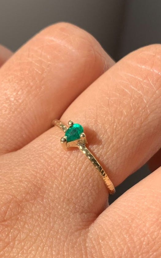 ANILLO GOTA ESMERALDA ORO 18k (A Pedido)