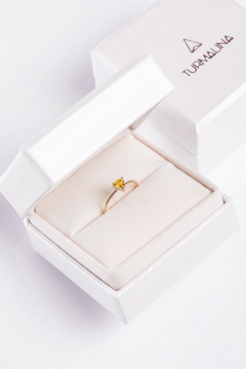 ANILLO ZAFIRO AMARILLO CORTE TRILLION ORO 18K