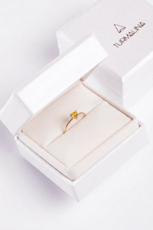 ANILLO ZAFIRO AMARILLO CORTE TRILLION ORO 18K