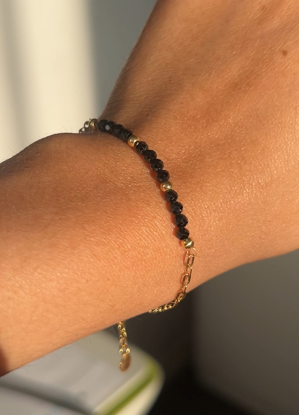 Pulsera Kira Turmalina Negra Dorada