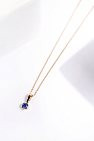 DIJE CHISPA ZAFIRO AZUL ORO 18K (A PEDIDO)