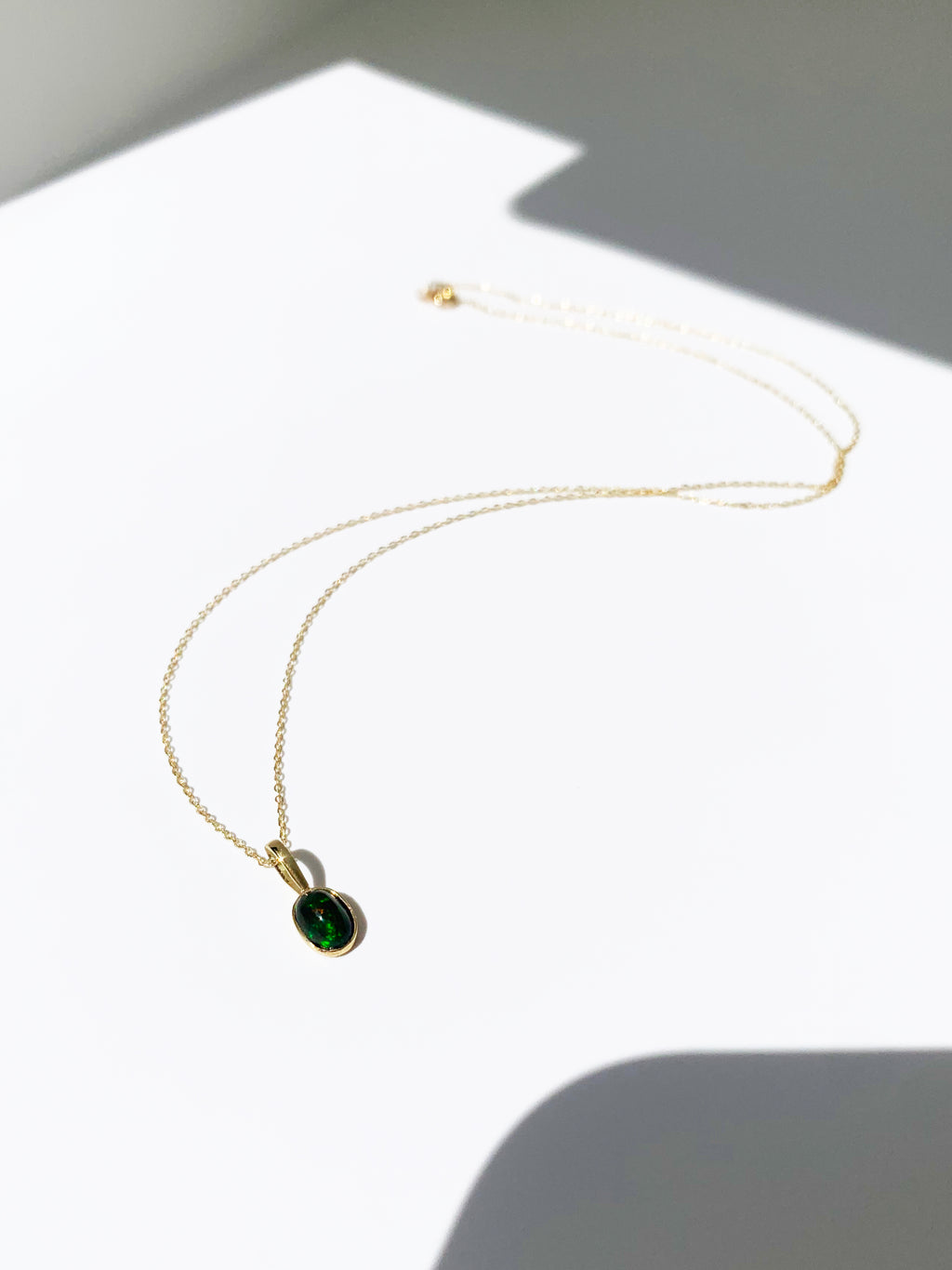 DIJE OVAL OPALO NEGRO ORO 18K (A PEDIDO)