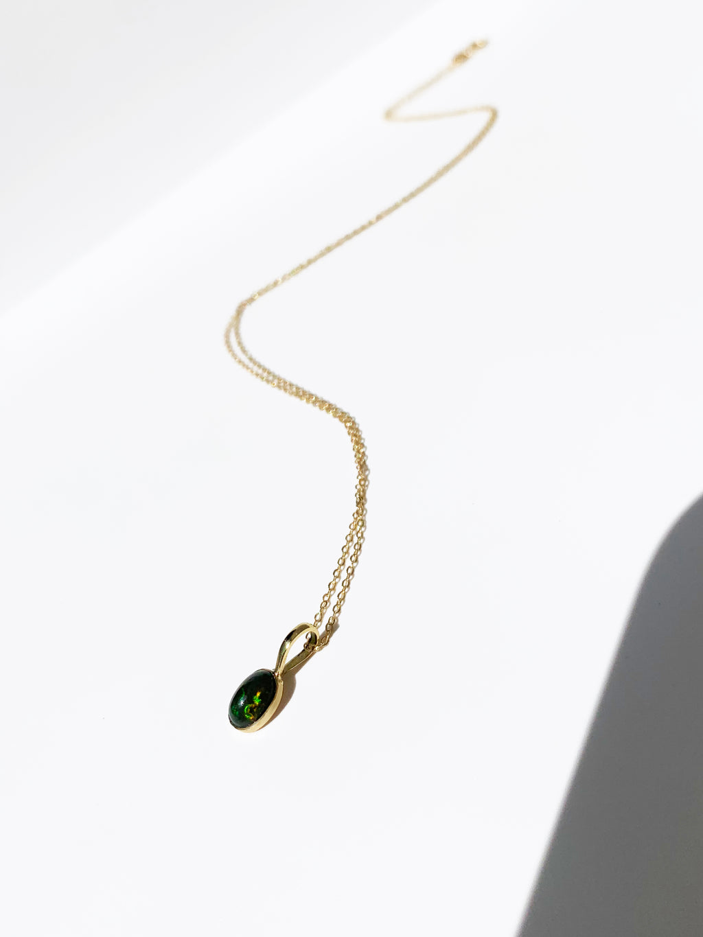 DIJE OVAL OPALO NEGRO ORO 18K
