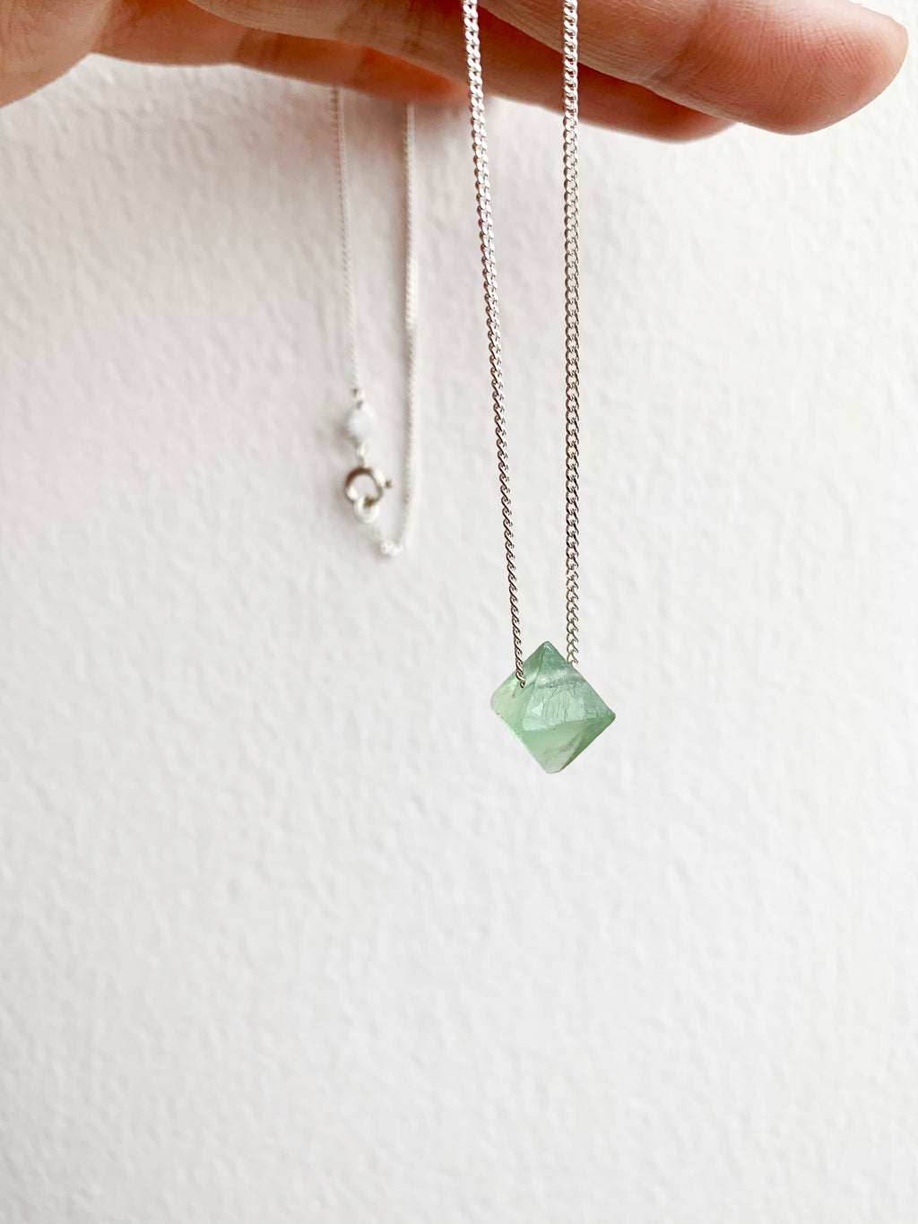 COLLAR PIEDRA NATURAL OCTAEDRO FLUORITA EN PLATA