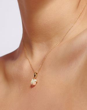 DIJE OPALO ETIOPE EN BRUTO UÑAS ORO 18K (A PEDIDO)