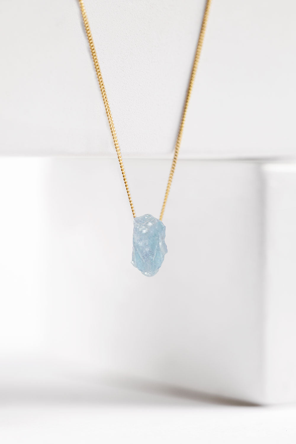 COLLAR PIEDRA NATURAL AGUAMARINA DORADO